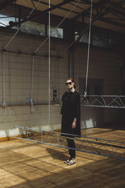 Γυναικεία καπαρντίνα-πανωφόρι με απλικέ λουλούδια μαύρο Sandro Ferrone Lola