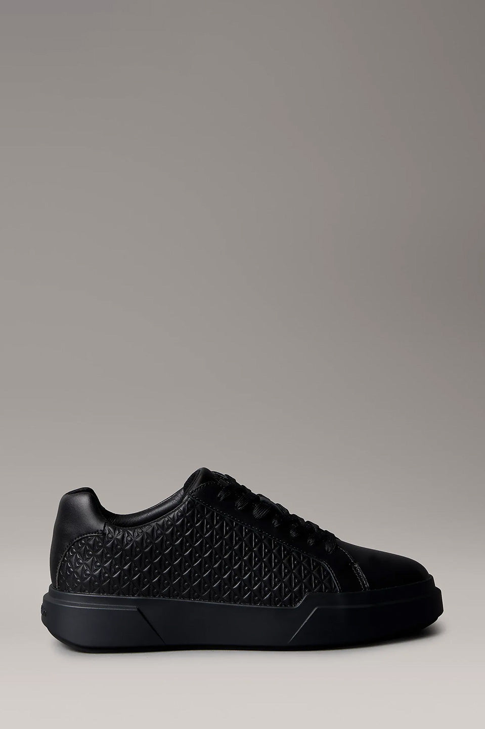 Ανδρικά παπούτσια με ανάγλυφο Calvin Klein - YM0YM013830GJ