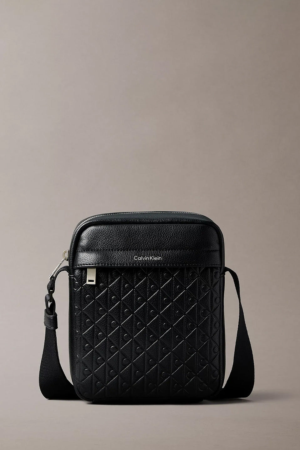 Ανδρική τσάντα χιαστί με ανάγλυφα λογότυπα Calvin Klein - LV04D3204GUB1