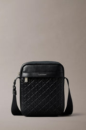 Ανδρική τσάντα χιαστί με ανάγλυφα λογότυπα Calvin Klein - LV04D3204GUB1