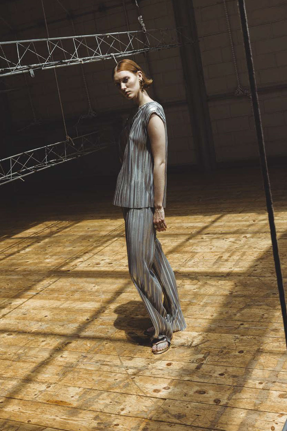 Γυναικεία μπλούζα κοντομάνικη πλισέ γυαλιστερή ασημί Sandro Ferrone Lola