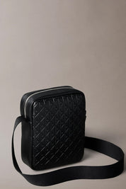 Ανδρική τσάντα χιαστί με ανάγλυφα λογότυπα Calvin Klein - LV04D3204GUB1