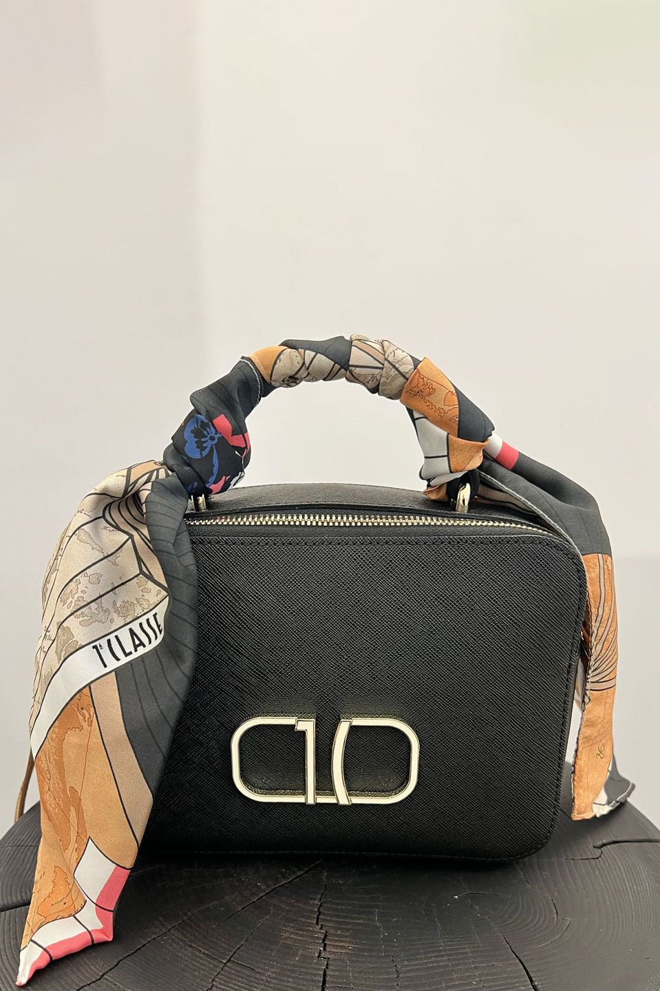 Γυναικεία Τσάντα ώμου μαύρη με χρωματιστό φουλάρι Alviero Martini