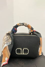 Γυναικεία Τσάντα ώμου μαύρη με χρωματιστό φουλάρι Alviero Martini