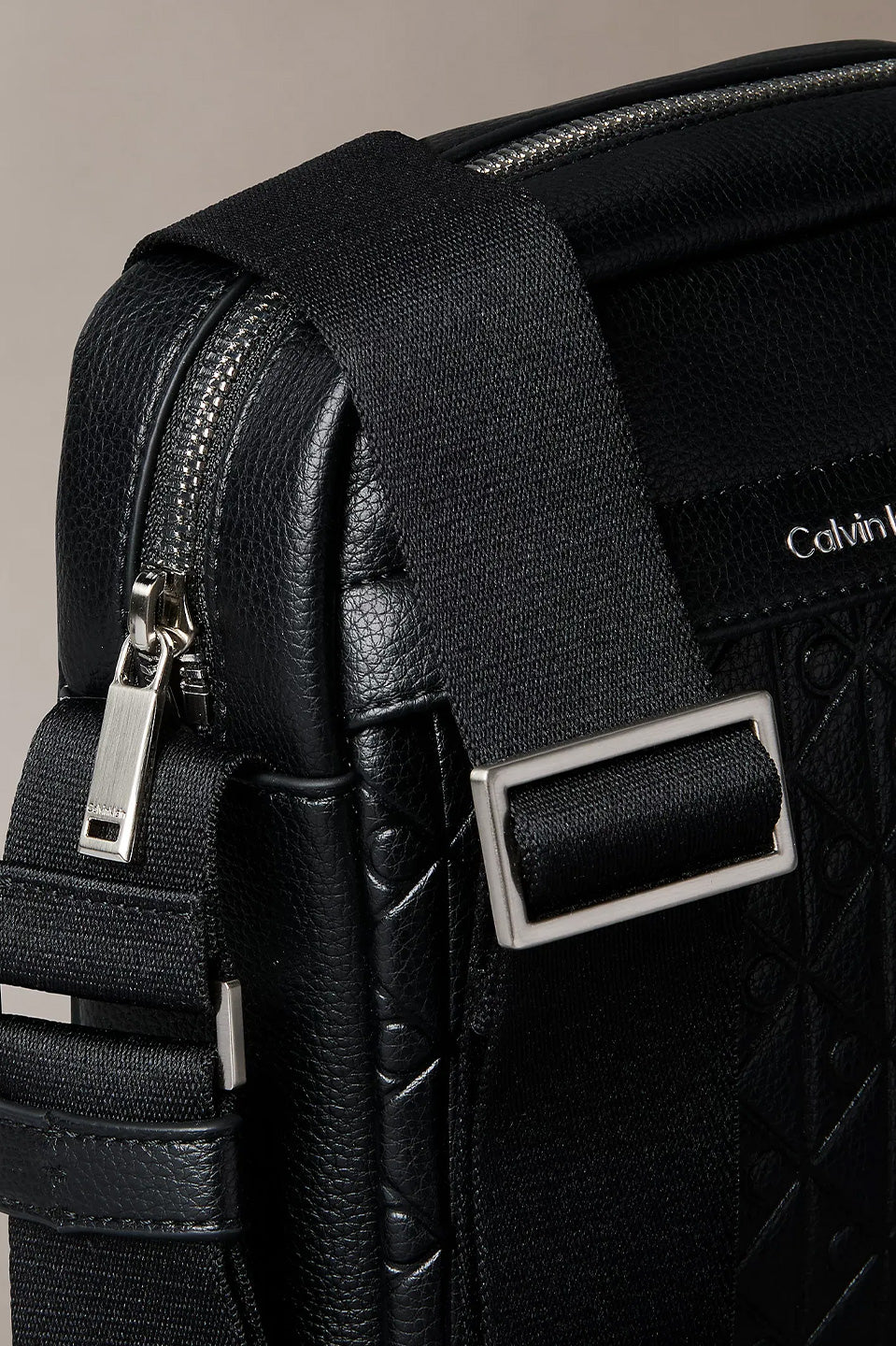 Ανδρική τσάντα χιαστί με ανάγλυφα λογότυπα Calvin Klein - LV04D3204GUB1