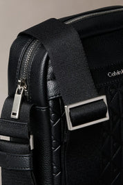 Ανδρική τσάντα χιαστί με ανάγλυφα λογότυπα Calvin Klein - LV04D3204GUB1