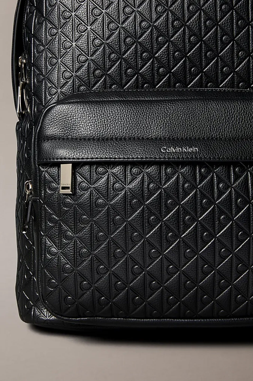 Ανδρική τσάντα backpack με ανάγλυφα λογότυπα Calvin Klein - LV04D3202GUB1