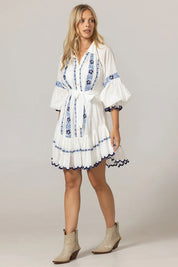 Γυναικείο φόρεμα με κέντημα και ζώνη μπλε Miss June