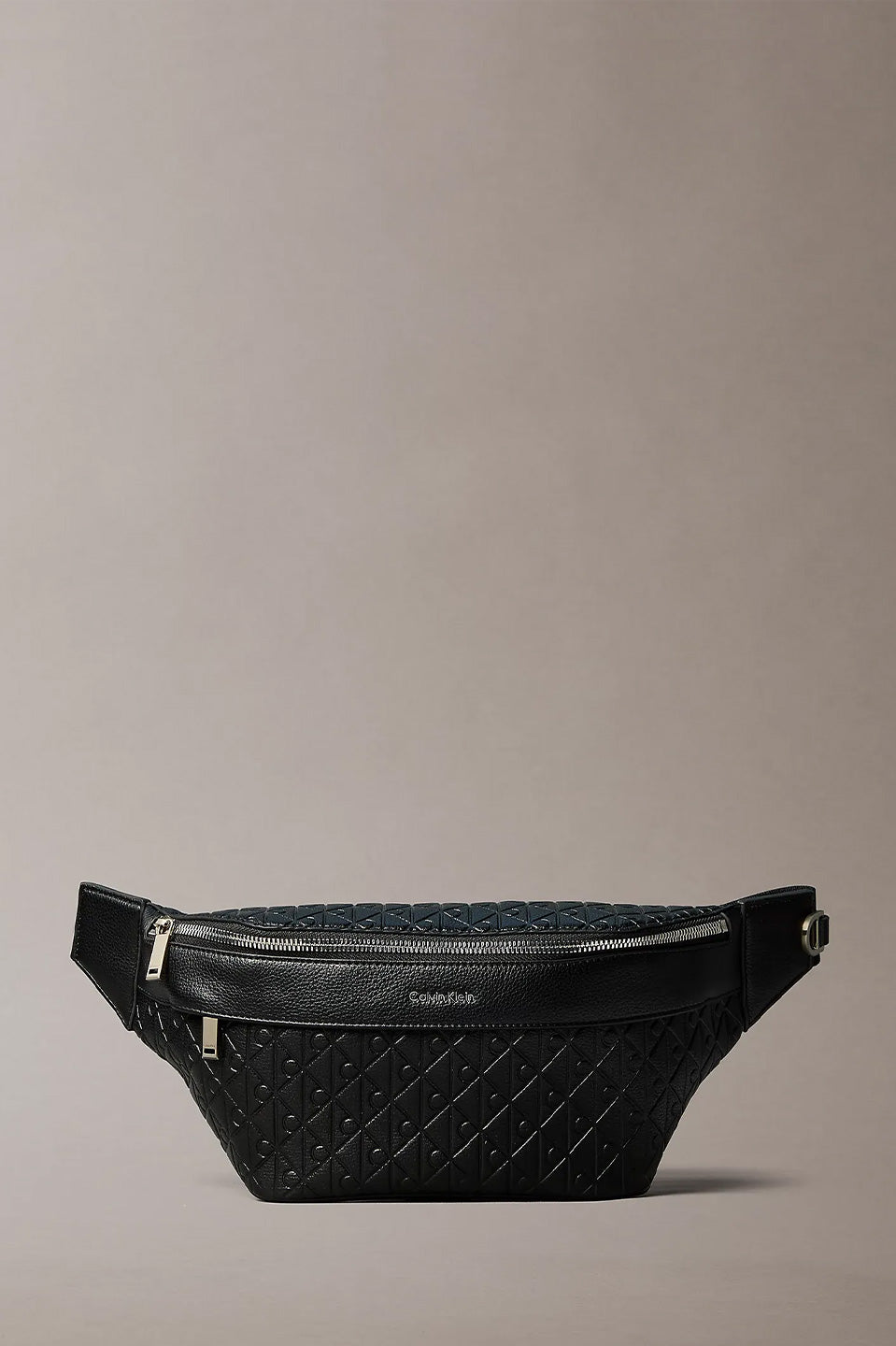 Ανδρική τσάντα μέσης με ανάγλυφα λογότυπα Calvin Klein - LV04D3205GUB1