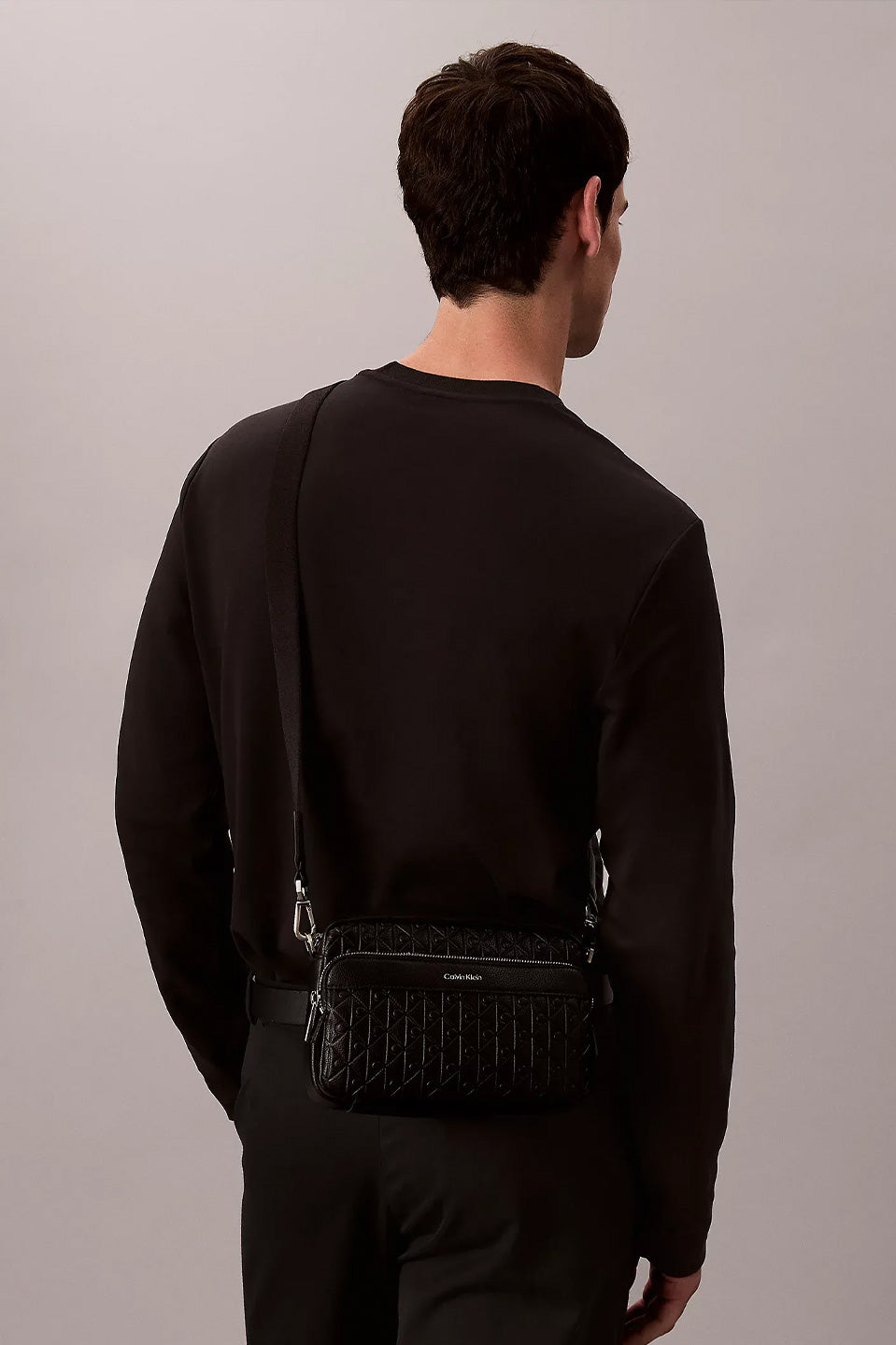 Ανδρική τσάντα χιαστί με ανάγλυφα λογότυπα Calvin Klein - LV04D3203GUB1