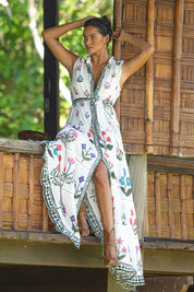 Γυναικείο φόρεμα με κεντήματα και ζώνη λευκό-εμπριμέ Miss June