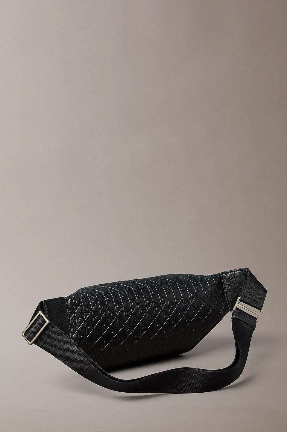 Ανδρική τσάντα μέσης με ανάγλυφα λογότυπα Calvin Klein - LV04D3205GUB1