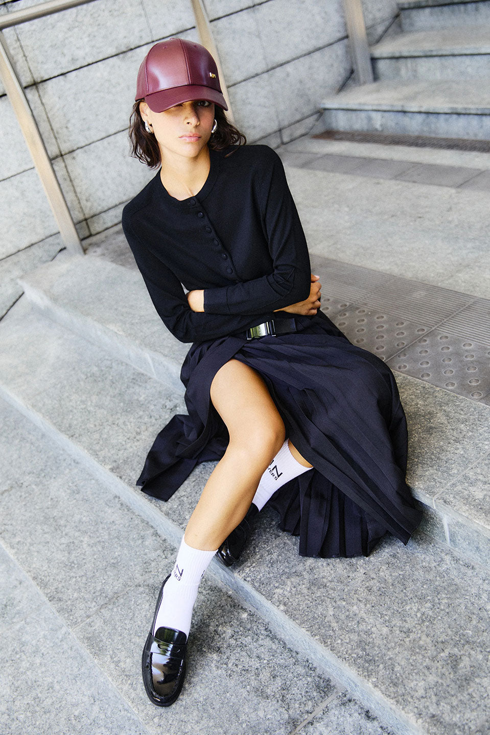 Γυναικεία φούστα πλισέ με ασυμμετρά μαύρη Nenette