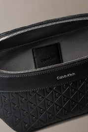 Ανδρική τσάντα μέσης με ανάγλυφα λογότυπα Calvin Klein - LV04D3205GUB1