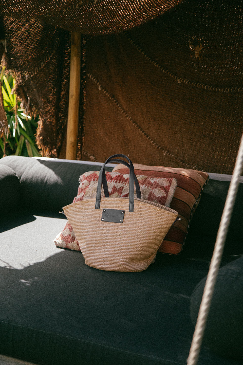 Γυναικεία Τσάντα από raffia με μαύρες λεπτομέρειες 4Giveness