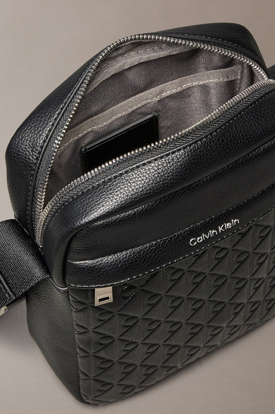 Ανδρική τσάντα χιαστί με ανάγλυφα λογότυπα Calvin Klein - LV04D3204GUB1