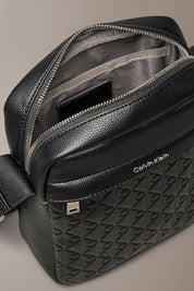 Ανδρική τσάντα χιαστί με ανάγλυφα λογότυπα Calvin Klein - LV04D3204GUB1