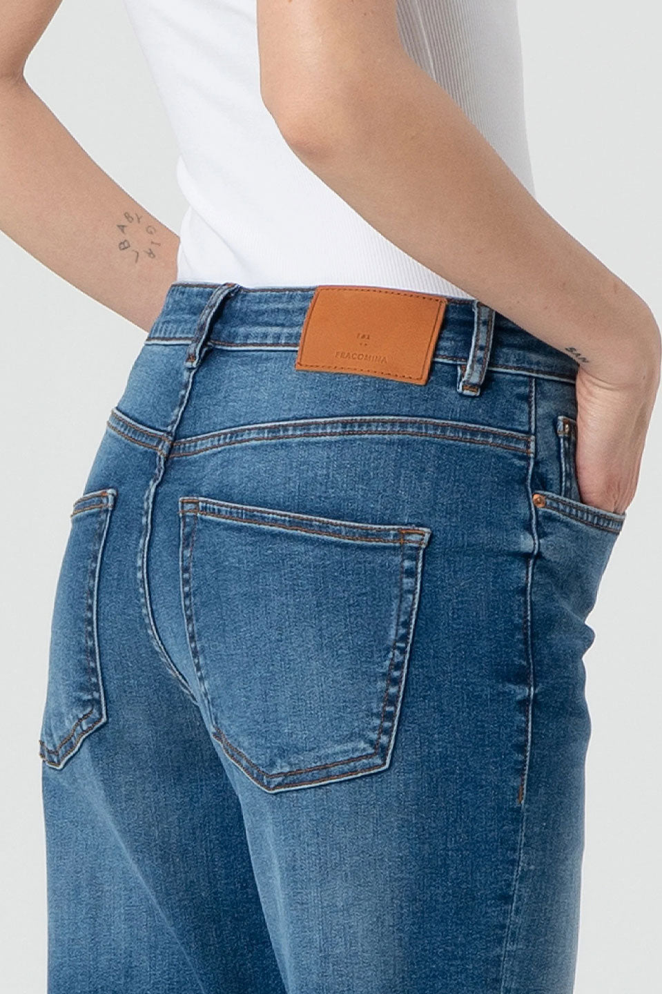 Γυναικείο τζιν παντελόνι Mom Fit σκούρο μπλε Fracomina