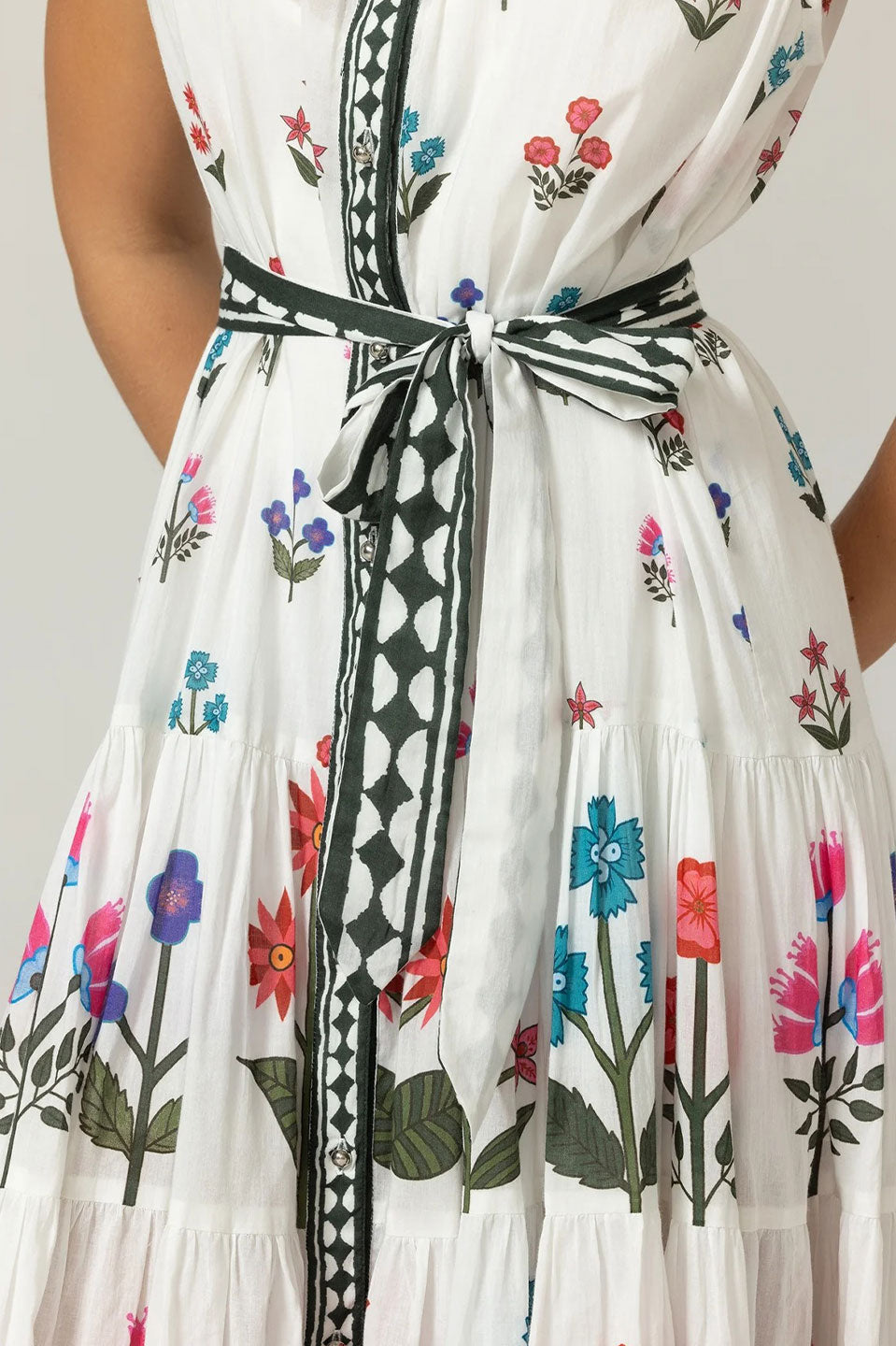 Γυναικείο φόρεμα με κεντήματα και ζώνη λευκό-εμπριμέ Miss June