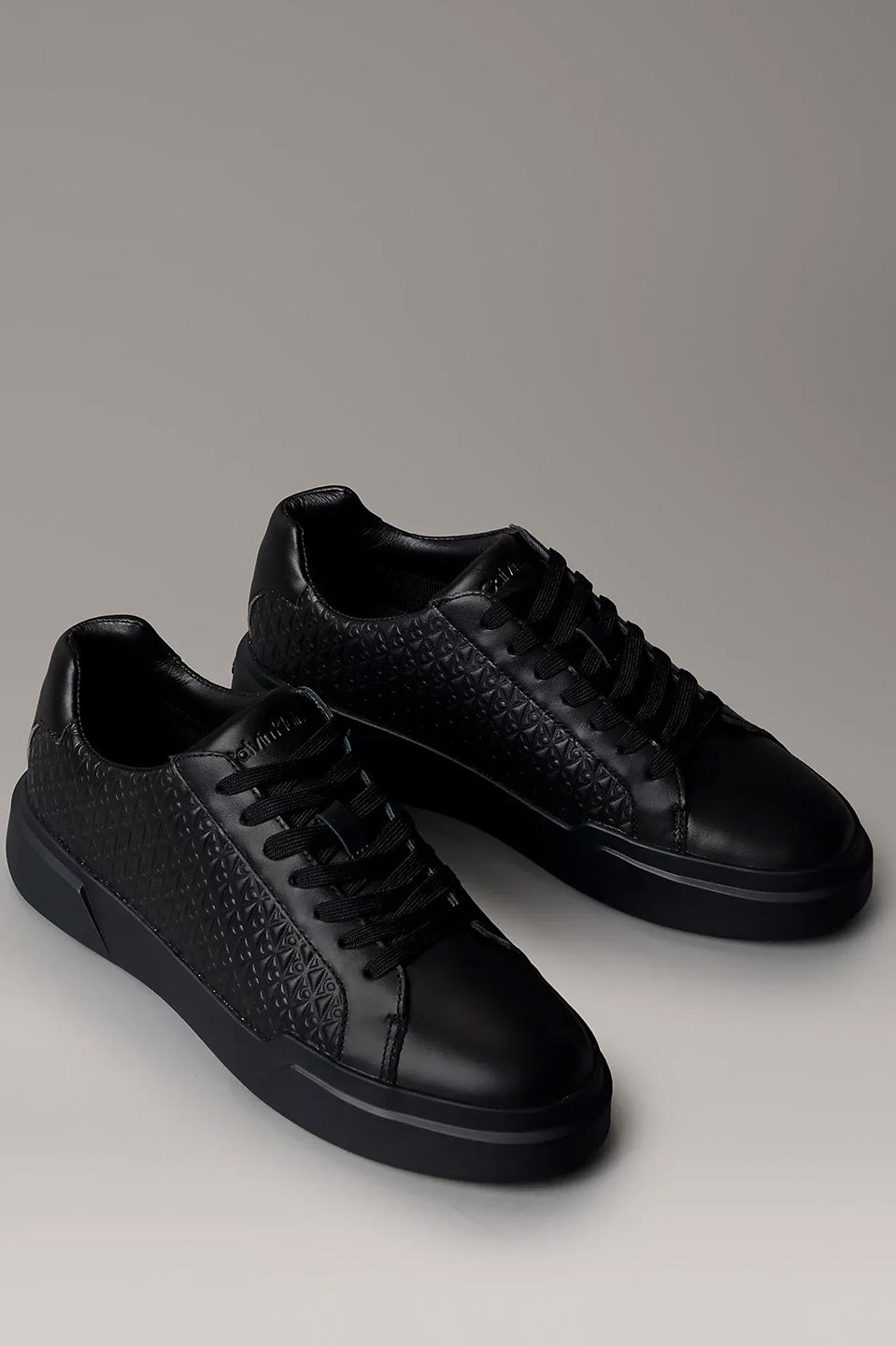 Ανδρικά παπούτσια με ανάγλυφο Calvin Klein - YM0YM013830GJ