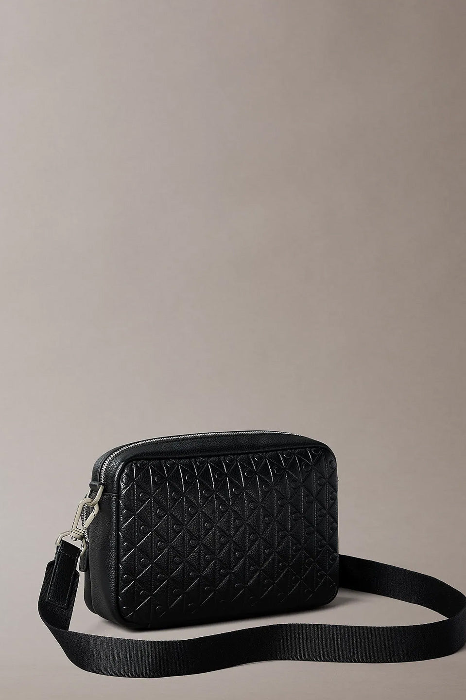 Ανδρική τσάντα χιαστί με ανάγλυφα λογότυπα Calvin Klein - LV04D3203GUB1