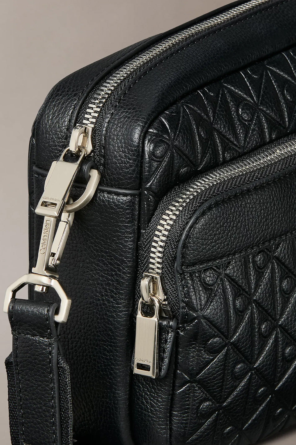 Ανδρική τσάντα χιαστί με ανάγλυφα λογότυπα Calvin Klein - LV04D3203GUB1