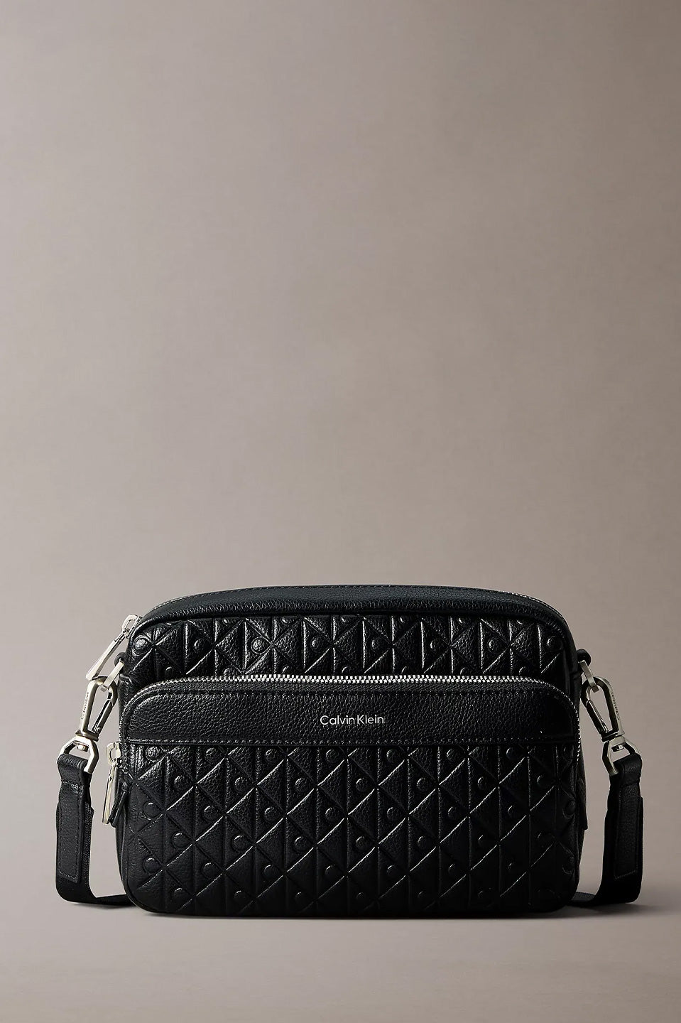 Ανδρική τσάντα χιαστί με ανάγλυφα λογότυπα Calvin Klein - LV04D3203GUB1