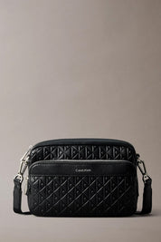 Ανδρική τσάντα χιαστί με ανάγλυφα λογότυπα Calvin Klein - LV04D3203GUB1