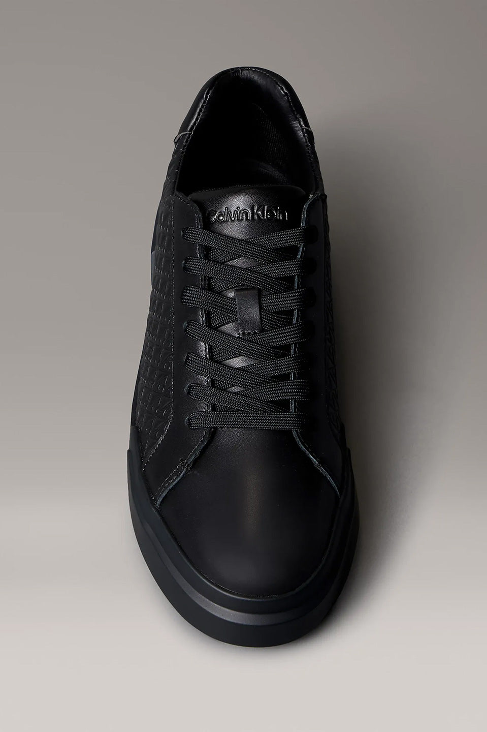 Ανδρικά παπούτσια με ανάγλυφο Calvin Klein - YM0YM013830GJ