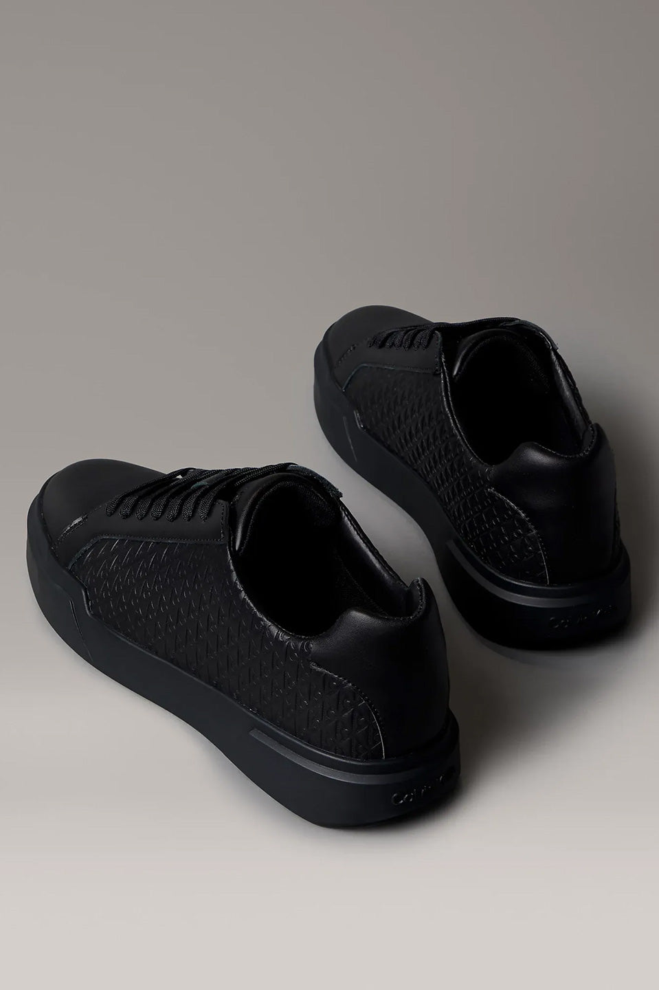 Ανδρικά παπούτσια με ανάγλυφο Calvin Klein - YM0YM013830GJ