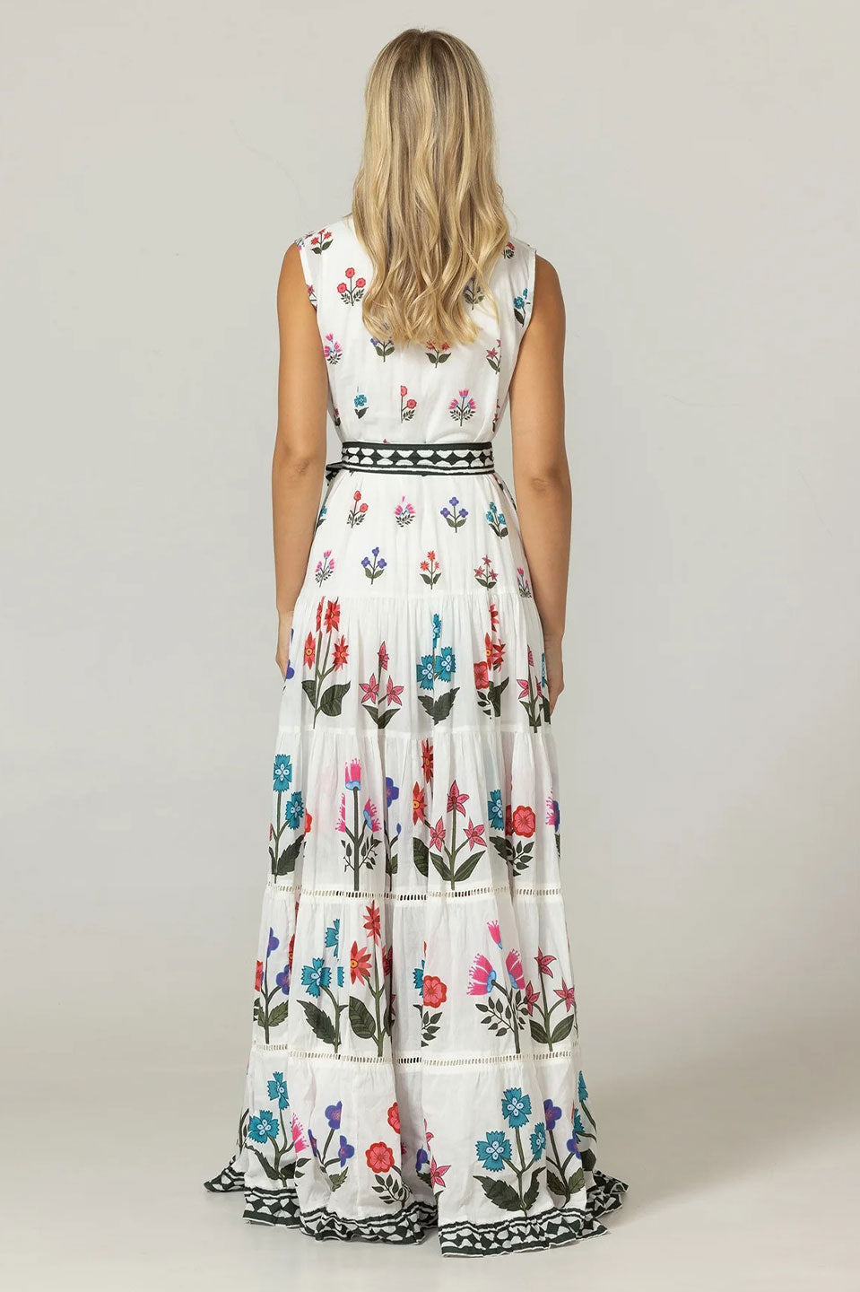 Γυναικείο φόρεμα με κεντήματα και ζώνη λευκό-εμπριμέ Miss June