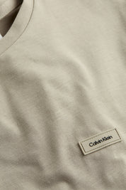 Ανδρικό Κοντομάνικο T-shirt σε στενή γραμμή aluminum Calvin Klein K10K112724PAH