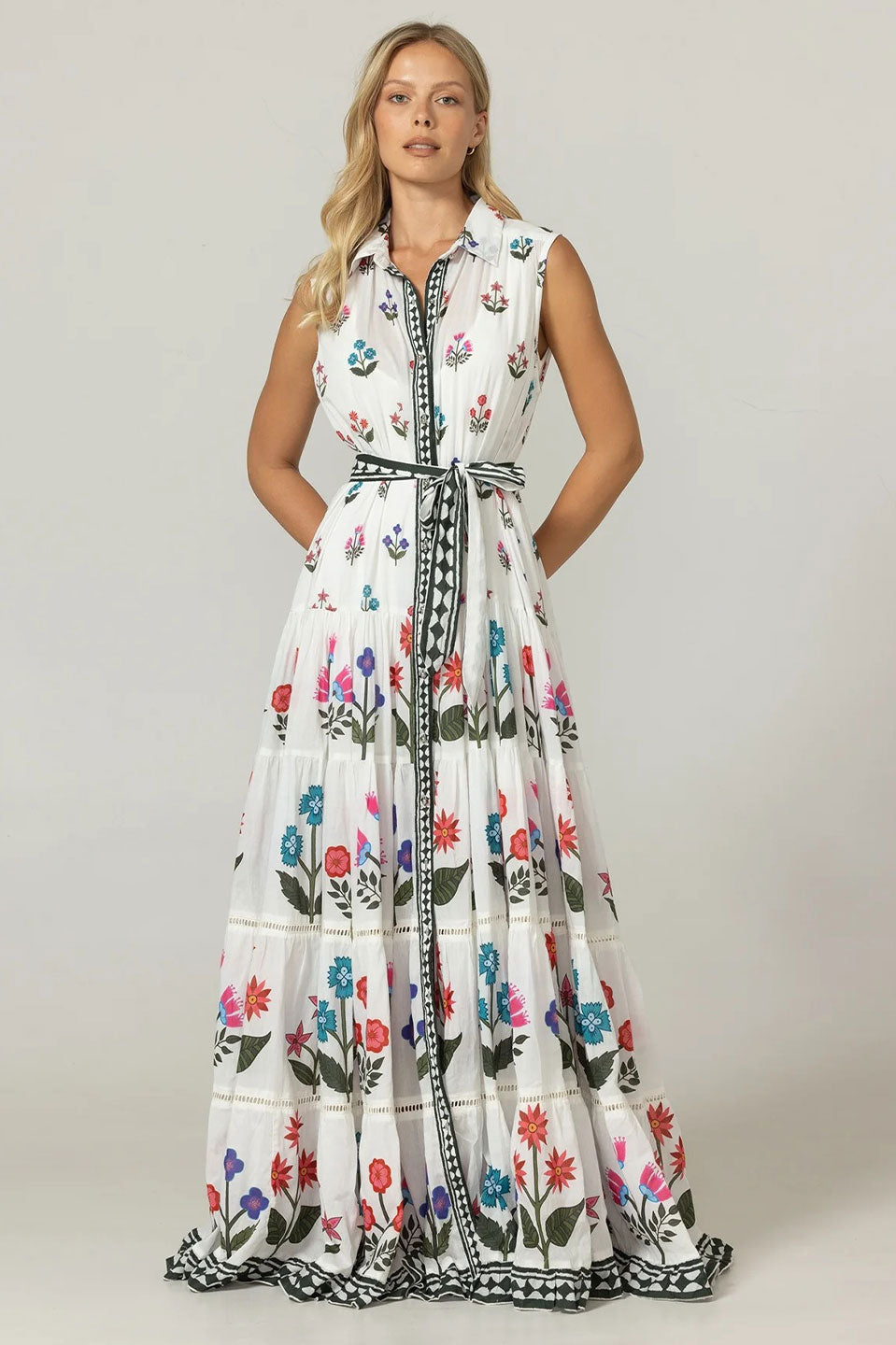 Γυναικείο φόρεμα με κεντήματα και ζώνη λευκό-εμπριμέ Miss June