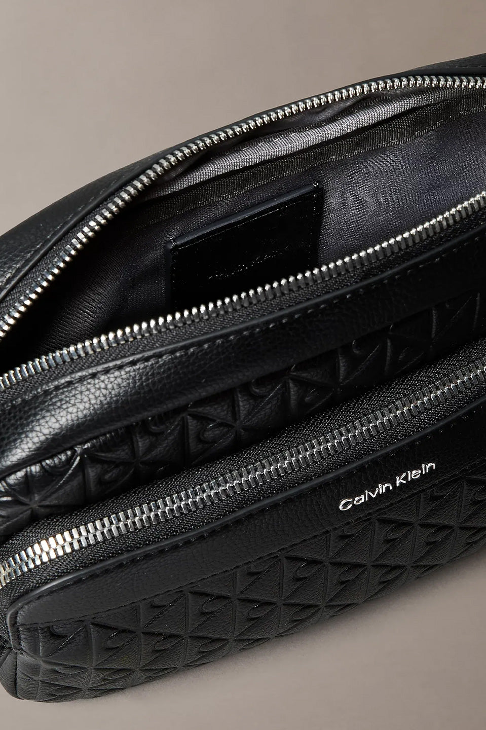 Ανδρική τσάντα χιαστί με ανάγλυφα λογότυπα Calvin Klein - LV04D3203GUB1