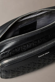 Ανδρική τσάντα χιαστί με ανάγλυφα λογότυπα Calvin Klein - LV04D3203GUB1