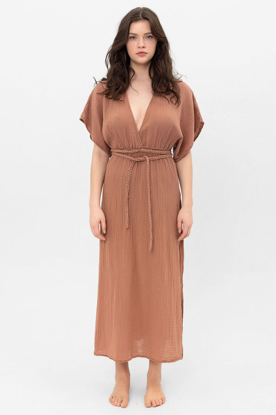 Γυναικείο φόρεμα γάζα με ζώνη καφέ Blanca